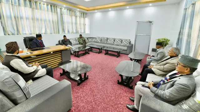 सोमवार संसद् भवनमा भएको बैठकमा गठबन्धन दलका नेताहरू 