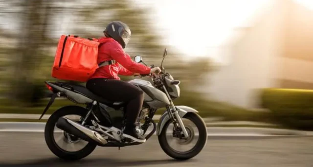 Entregador sobre uma moto portando mochilanovibet de onde éentreganovibet de onde émercadorias