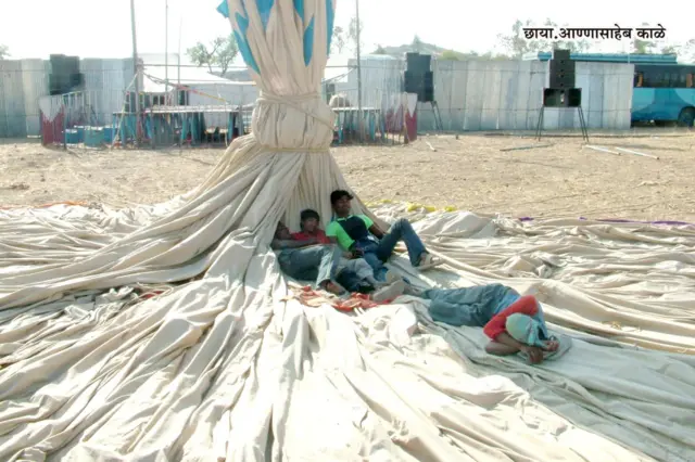 अनेकजण तमाशावर आक्षेप घेताना तो प्रेक्षकशरण झाला, असा आरोप करतात. हा आरोप काही अंशी सत्य असला तरी मुळात तमाशा ही कला लोकाश्रयावर अवलंबून असलेली कला आहे. 
