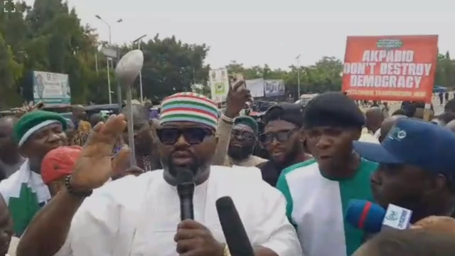 Ọnụ na-ekwuchitere ụlọomeiwu nnọchiteanya bụ Akin Rotimi