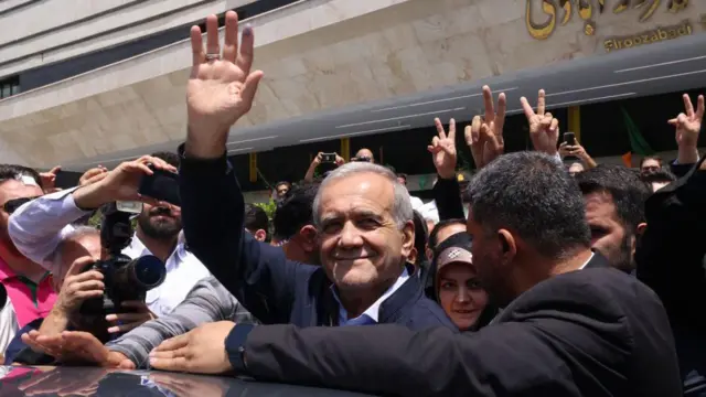 پزشکیان بعد از رای دادن در روز جمعه ۸ تیتر ۱۴۰۳ برای هوادارانش دست تکان می‌دهد