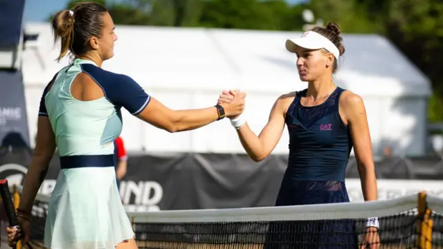 انتظار میرود که امسال آرینا سابالنکا (چپ)، زن شماره دو تنیس، و ورونیکا کودرمتووا، نفر ۱۲ ردهبندی جهانی، به ویمبلدون بازگردند