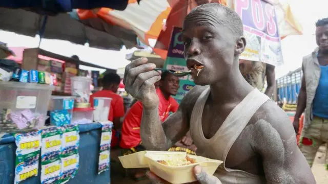 Umugabo urimo kurisha ikiyiko yateye itama