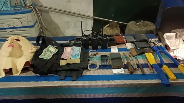 গ্রেফতার ব্যক্তিদের কাছ থেকে উদ্ধার হওয়া সামগ্রী