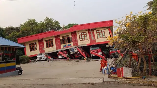 震源地に近いザガインの消防署。建物が倒壊し、消防車が押しつぶされた