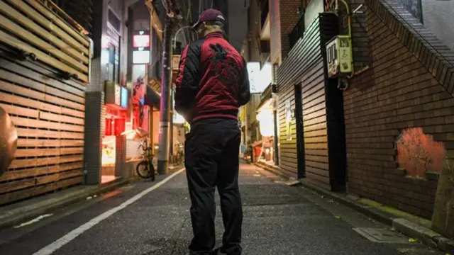 ریل گاڑی کی طرح سجا ہوا، رش آور سیکس کلب سرپرستوں کو موقع فراہم کرتا ہے کہ وہ عوام میں تصوراتی تصورات پر عمل کریں۔