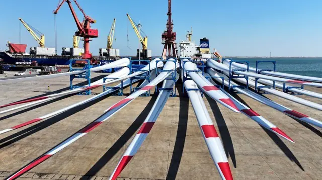 Pás de turbinas eólicas em um navio, seguindo para instalação offshore