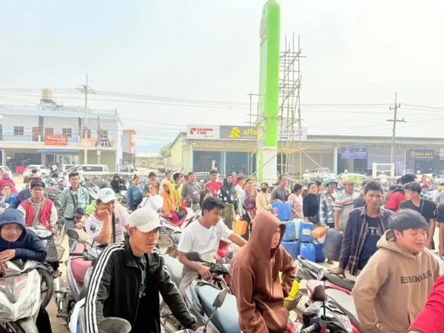 မြဝတီမှာစက်သုံးဆီဝယ်ဖို့တန်းစီနေသူများ 