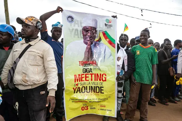 Un groupe de personnes brandit une affiche sur laquelle se trouve un poster de Isssa Tchiroma Bakary.