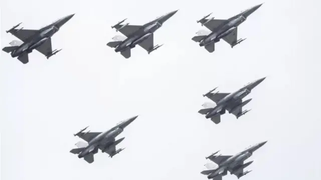 Caças F-16 no céu