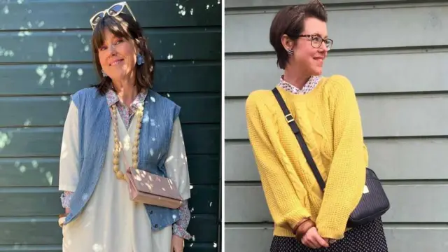 A la izquierda, en 2025, Caroline Jones aparece de pie sobre un fondo de madera verde pálido, mirando a la cámara y sonriendo. Tiene cabello castaño y ojos azules, y lleva gafas de sol color crema, un collar largo de cuentas color crema y pendientes azules. Lleva una blusa floral rosa y azul con un top color crema encima y un chaleco vaquero. Lleva un bolso rosa de hombro cruzado. A la derecha, en 2015, aparece de pie sobre un fondo de madera clara. Lleva gafas y mira hacia la izquierda, apartando la mirada de la cámara. Lleva un jersey color mostaza sobre una blusa floral y una falda negra con lunares blancos. Lleva un bolso negro de hombro cruzado.