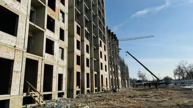  №47 абактын ордуна салынып жаткан үйлөр 