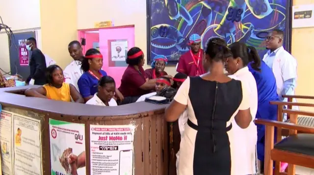 Picture show health workers wey gada