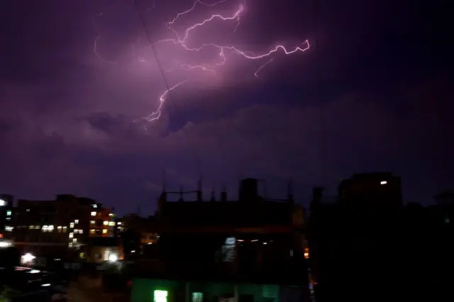 বাংলাদেশে মে মাসে সাধারণত গড়ে ১৩ দিন বজ্রঝড় হয়।