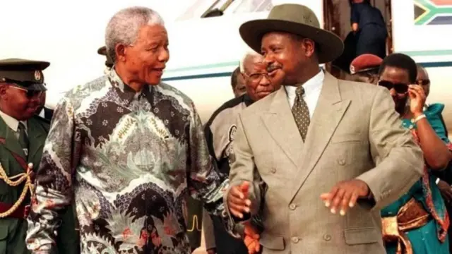 Musevenii bara 1998 Nelson Maandeellaa waliin 