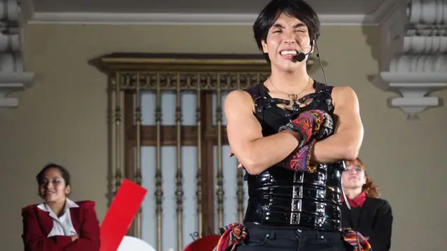 Lenin Tamayo, creador del Q-pop, una fusión de K-pop coreano y música andina en lengua quechua, se presenta en el Festival Anual de K-pop de Miraflores organizado por la Embajada de la República de Corea del Sur y la Municipalidad de Miraflores.
