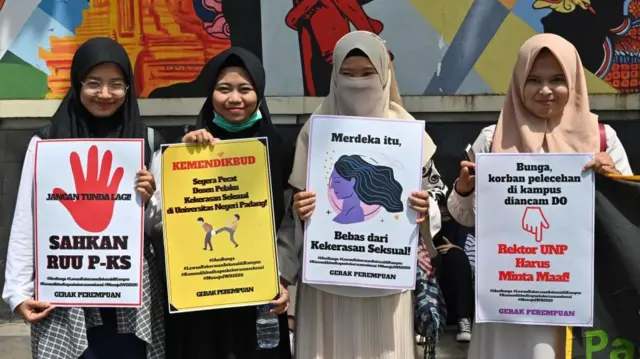 Sejumlah aktivis dari gerakan anti-kekerasan perempuan memegang spanduk bertuliskan "kebebasan bebas dari kekerasan seksual" di depan kantor Kementerian Pendidikan dan Kebudayaan di Jakarta pada 10 Februari 2020.