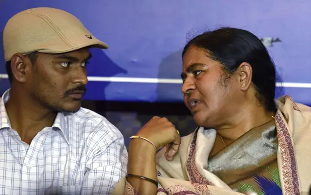 रोहित वेमुलाची आई व्ही. राधिका आणि भाऊ राजा