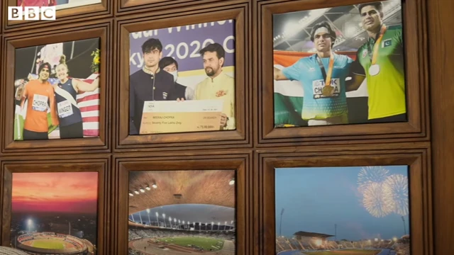 पानीपत में नीरज चोपड़ा के घर पर खेल से जुड़ी कई तस्वीरें लगी हैं. इन्हीं में से एक अरशद के साथ की भी है.