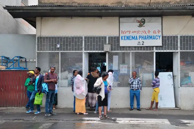 Namoota qoricha bituuf dukkaana qoricha fuul-dura hiriiran