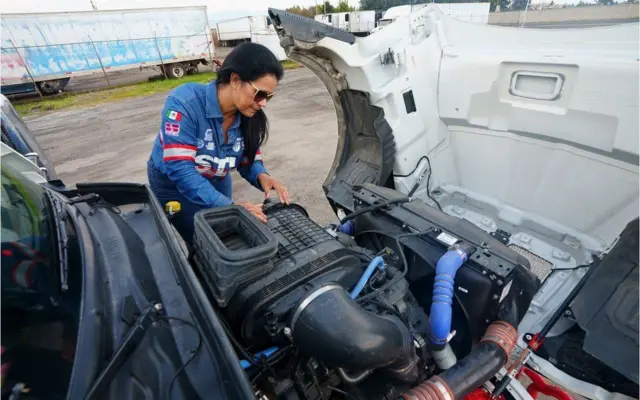 Clara Fragoso mengecek kondisi truknya