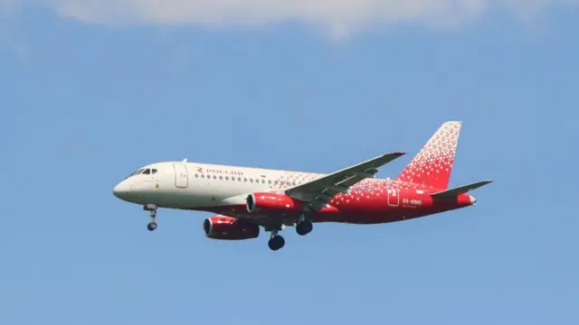 வானில் ஒரு விமானம் பறக்கும் காட்சி