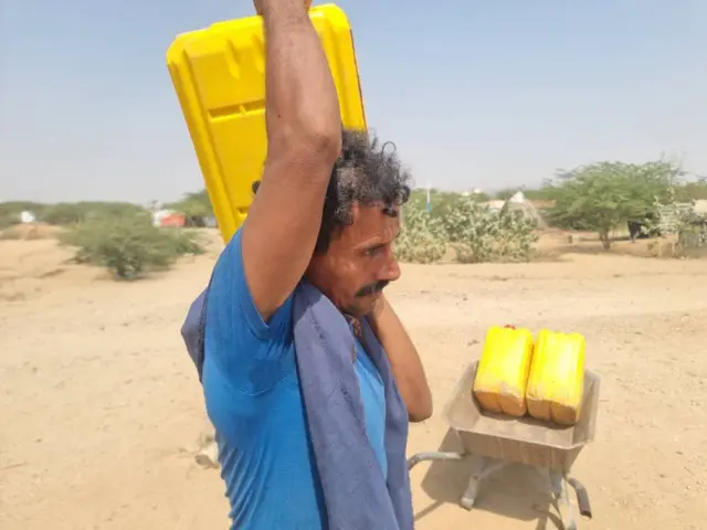 يضطر العديد من اليمنيين لشراء عبوات ضخمة من المياه في بلد يمر بواحدة من أسوأ الأزمات الإنسانية في العالم