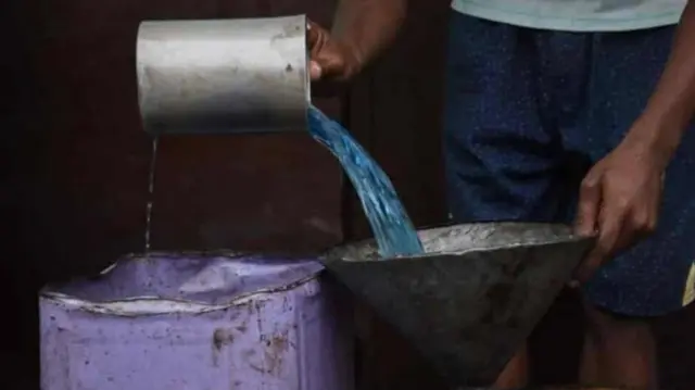 उपभोक्ता पूछ रहे हैं कि केरोसीन मिल भी गया तो उसका इस्तेमाल कैसे करेंगे?