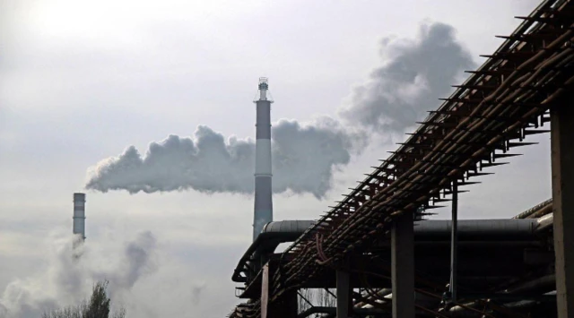 စက်မှုသုံး မီးခိုးခေါင်းတိုင်ကနေ မီးခိုးတွေ ထွက်လာတာကို မြင်ရ 