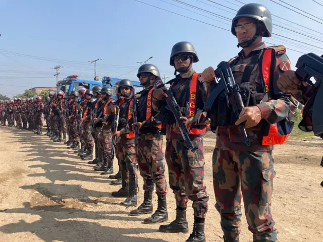 বুধবার সকালে সাভারে বিজিবি টহল