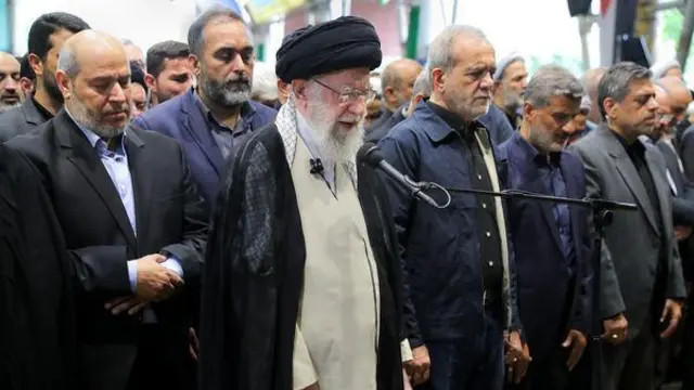 علی خامنه ای در مراسم نماز بر جنازه اسماعیل هنیه