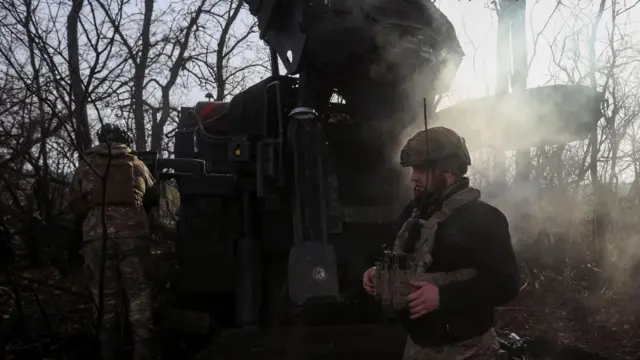 Двое военных ВСУ в лесопосадке