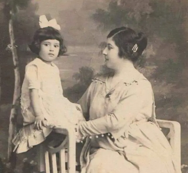 مي زيادة مع والدتها نزهه معمر في بيتها في الناصرة البلدة القديمة عام 1889