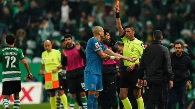 اخراج پپه مقابل اسپورتینگ هفدهمین کارت قرمز دوران حرفه‌ای او بود