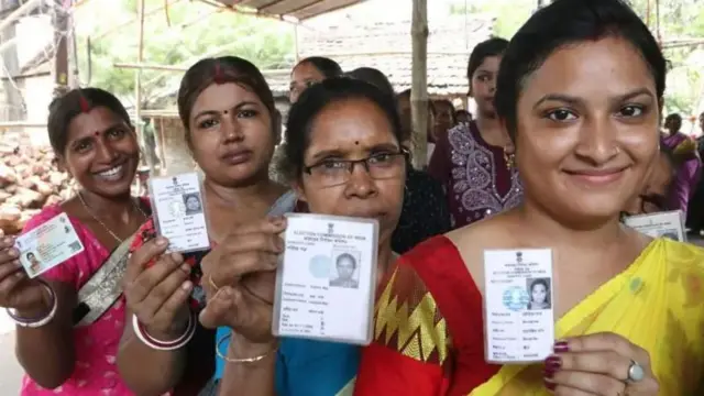 மக்களவைத் தேர்தல், வாக்களிக்க வரிசையில் நிற்கும் பெண்கள்
