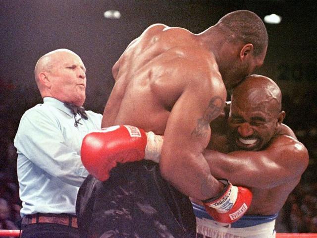 Tyson'un 1997'de Holyfield'ın kulağını ısırdığı an