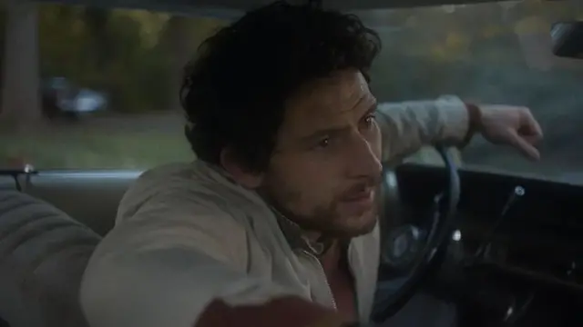 Potongan adegan di film The Mastermind yang diperankan Josh O'Connor.