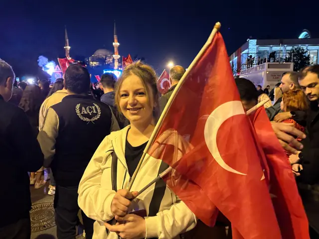 국기를 들고 있는 여성의 모습