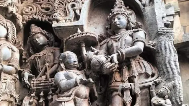 कर्नाटकमधील हळेबिड शिल्पात बळीराजा वामनाला दान देतो आहे हे दाखवण्यात आले आहे. (छायाचित्र - राकेश साळुंखे)
