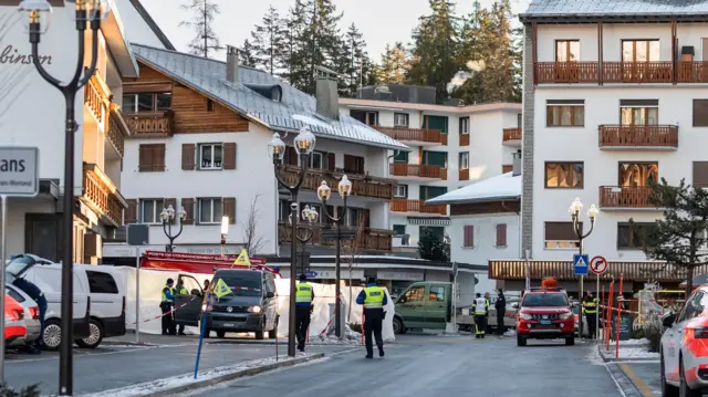 Policjanci stoją w pobliżu miejsca, gdzie w barze Le Constellation w Crans-Montana wybuchł pożar po eksplozji wczesnym rankiem w noc sylwestrową, 1 stycznia 2026 r.