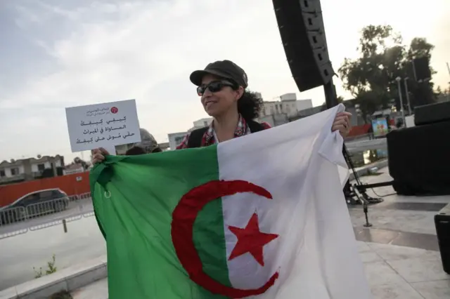 نساء يتظاهرن في شوارع الجزائر العاصمة بمناسبة اليوم العالمي للمرأة، 8 مارس/أذار 2021.