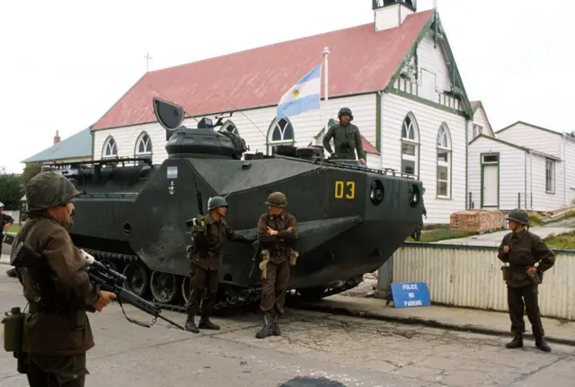 Bandeiras argentinas em prédios de Stanley, capital das Malvinas/Falklands, em abril de 1982