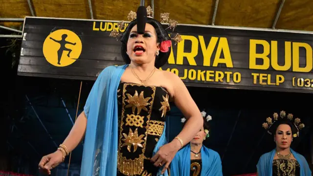 Seorang pemain Ludruk menyanyikan sebuah lagu berbahasa Jawa dalam sebuah pertunjukan. Ludruk merupakan salah satu aliran teater di Jawa Timur.