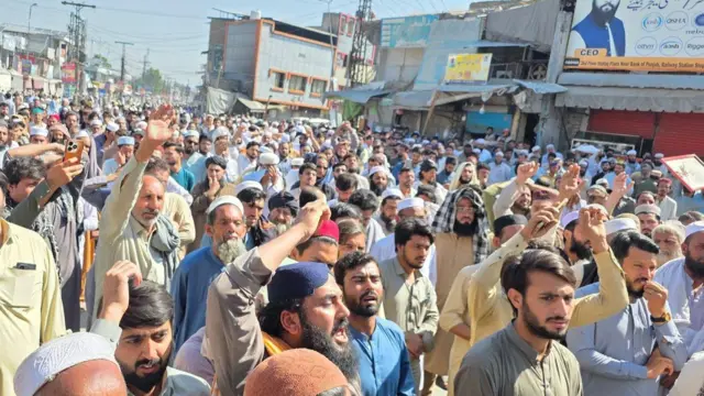جمیعت علمائے اسلام (ف) کی جانب سے چارسدہ میں تین روزہ سوگ کا اعلان کیا گیا اور انتظامیہ کو تین دن کا وقت دیا کہ مولانا قاتلوں کو فوری طور پر گرفتار کیا جائے