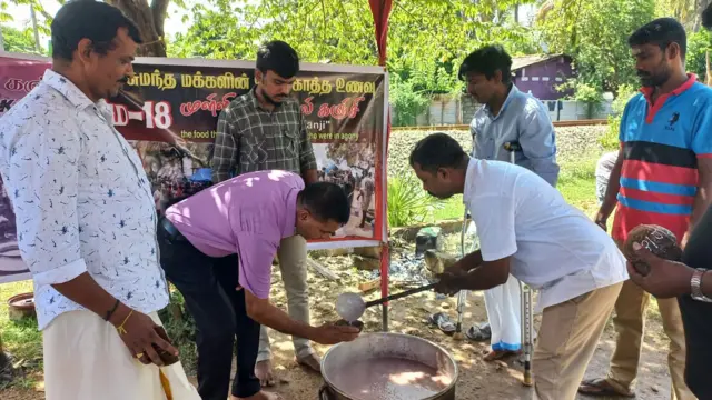 "යුද්දේ ඉවරවුණාට පස්සේ අපි දකිනවා හැම අවුරුද්දෙම මැයි මාසයේදී මුල්ලිවයික්කාල් කැඳ හදනවා කියලා විවිධ පිරිස් කැඳ හදලා බෙදනවා.පාරේ යන එන හැමෝටම බෙදනවා."