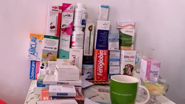 قادری نے بی بی سی کو بتایا کہ وہ مریضوں کو اینٹی بائیوٹکس فراہم کرتے ہیں لیکن صرف ڈاکٹروں سے مشورے کے بعد