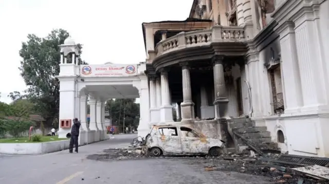 काठमांडू येथील बबरमहल भागात असलेली रस्ते विभागाची इमारतही जाळण्यात आली आहे.