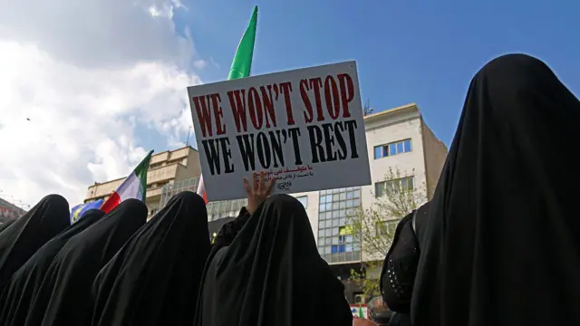 1 апреля 2026 года на площади Революции в Тегеране прошла церемония прощания с контр-адмиралом Алирезой Тангсири, командующим Военно-морскими силами Корпуса стражей Исламской революции, погибшим в результате американо-израильских ударов