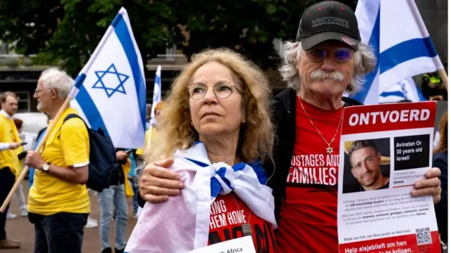Des partisans d'Israël avec des drapeaux et des pancartes manifestent devant la CIJ à La Haye.