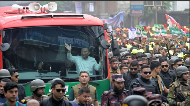 तारिक़ रहमान के स्वागत के लिए ढाका में हज़ारों लोगों की भीड़ सड़कों पर जमा हो गई